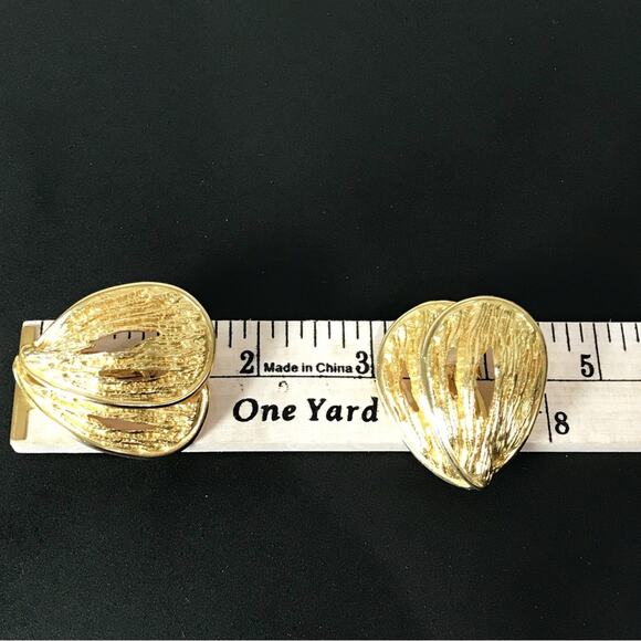 Vintage Signed Craft Runway Oversized Brutalist Textured Gold Clip On Earrings - Picture 16 of 16